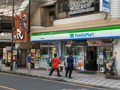 ファミリーマート梅島駅前店