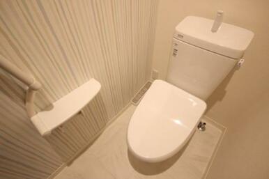 ◆トイレ◆アクセントクロス＋大理石調の床で清潔感のあるトイレになってます☆