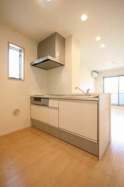 【システムキッチン】３口コンロ＆グリルも付いていて料理が好きな方、これから始められる方にオススメで…