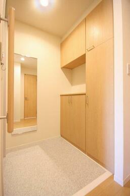 【玄関ホール】右側にはシューズクローゼット。お出掛け前のセルフチェックに全身ミラーを是非ご利用下さ…