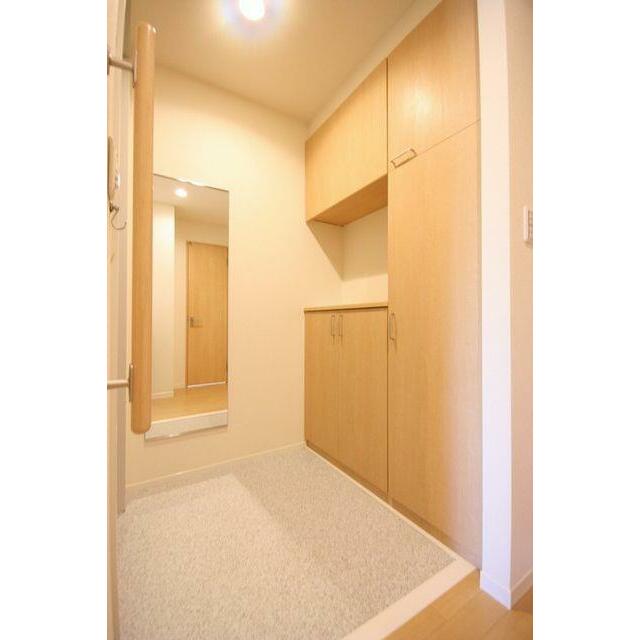 【玄関ホール】右側にはシューズクローゼット。お出掛け前のセルフチェックに全身ミラーを是非ご利用下さ…