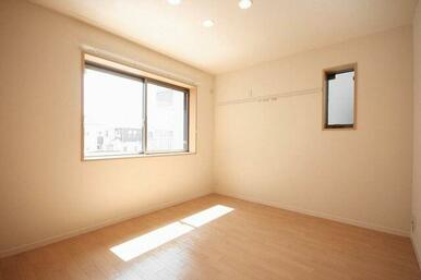 【Ｒｏｏｍ(1)】壁には【化粧幕板】を設置。メモや写真を貼るコルクボードや絵などをぶら下げたりする…