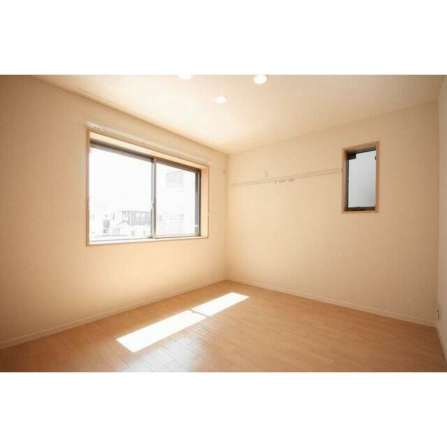 【Ｒｏｏｍ(1)】壁には【化粧幕板】を設置。メモや写真を貼るコルクボードや絵などをぶら下げたりする…