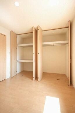 【Ｒｏｏｍ(1)収納】洋室収納はハンガーパイプ・コートやシャツなどもオシャレに収納できます。