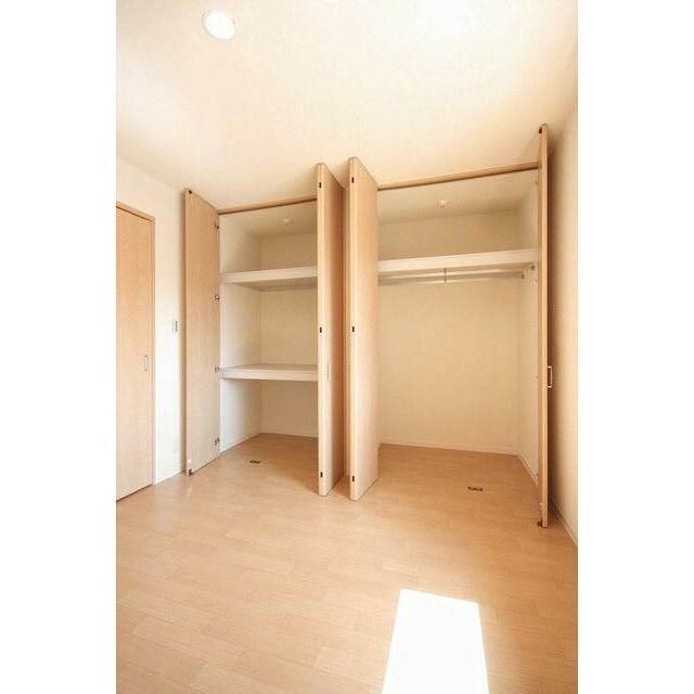 【Ｒｏｏｍ(1)収納】洋室収納はハンガーパイプ・コートやシャツなどもオシャレに収納できます。