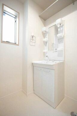 【洗髪洗面化粧台】毎日の始まりは、こちらの洗面所で顔を洗ってからのスタートですね♪収納量も豊富です☆