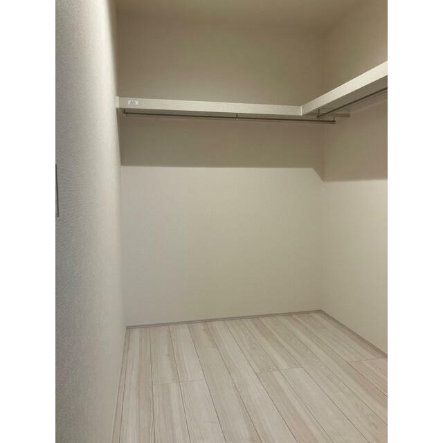 お洋服好きならコーディネートに悩むのも楽しみのひとつ（2号棟）
