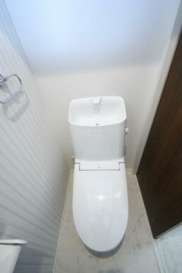 温水洗浄便座トイレ。新素材により、気になる便座もサッとひとふきでキレイになります。
