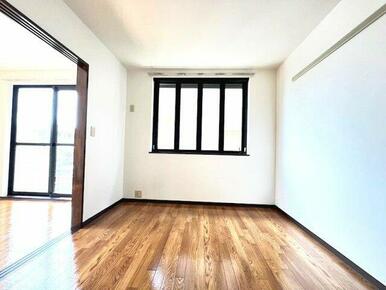 落ち着いた色調の洋室です