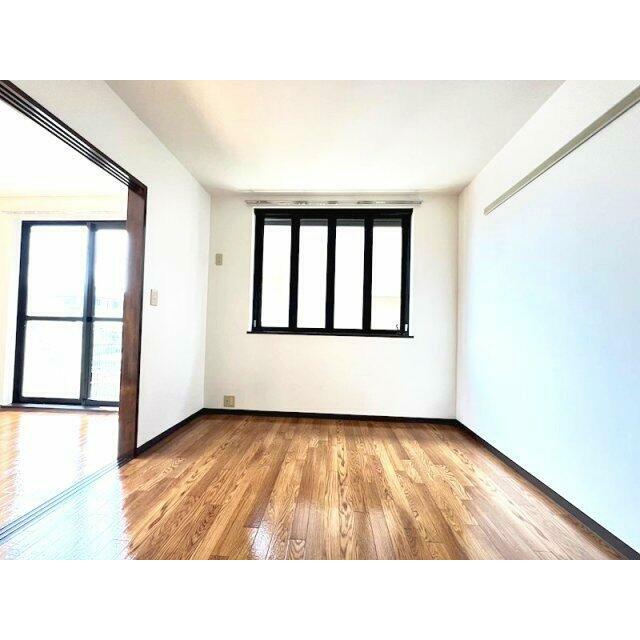 落ち着いた色調の洋室です