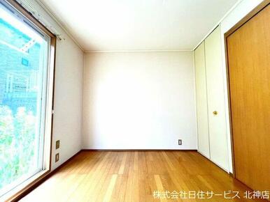 開放的な寝室です