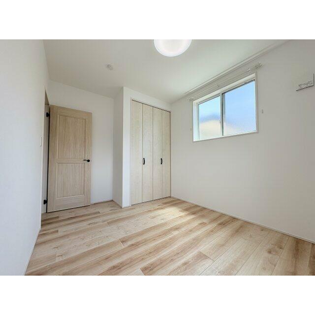 2面採光により明るさと風通しを確保しており快適な居住空間を実現。ベッドやデスクなども配置しやすく子ど
