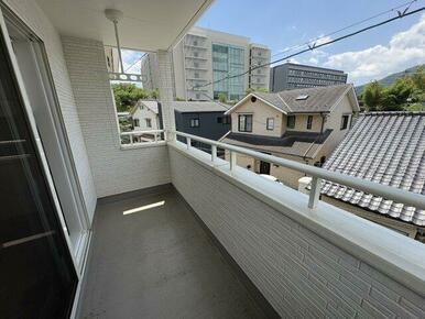 ゆとりのある広さを確保したバルコニーです。屋根があるため急な天候の変化にも対応しやすく、洗濯物干しス