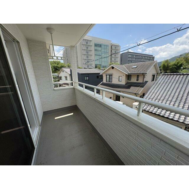 ゆとりのある広さを確保したバルコニーです。屋根があるため急な天候の変化にも対応しやすく、洗濯物干しス