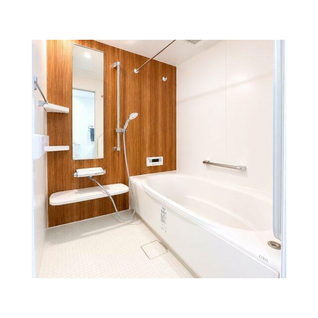 木目調アクセントパネルが上質な雰囲気を演出する浴室です。広々とした浴槽では、足を伸ばしてゆったり入浴