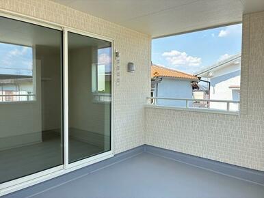 部屋の外と中をつなぐバルコニー、使い方自在！（1号棟）