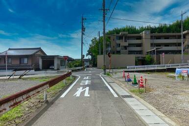 北東側の前面道路（幅員４ｍ）の様子です。