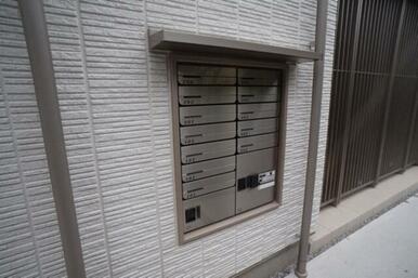 集合郵便受けには2台の宅配ボックスが完備されています。