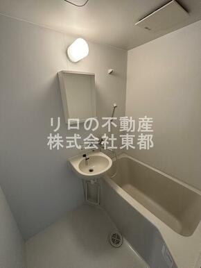 機能的で清潔感のある洗面所と一体型のバスルームです