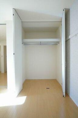 【収納】洋室には大型のクローゼットが設置されています。