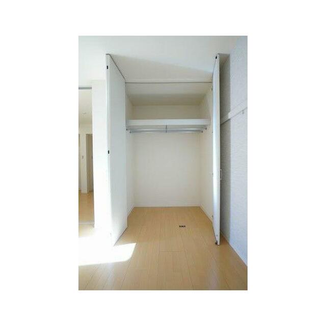 【収納】洋室には大型のクローゼットが設置されています。