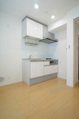 【キッチン】収納たっぷりのシステムキッチンです。