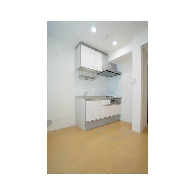 【キッチン】収納たっぷりのシステムキッチンです。