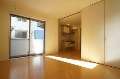 【室内】洋室からＤＫを撮影しました。晴れた日ですと、明るい日差しが入り込みます！！