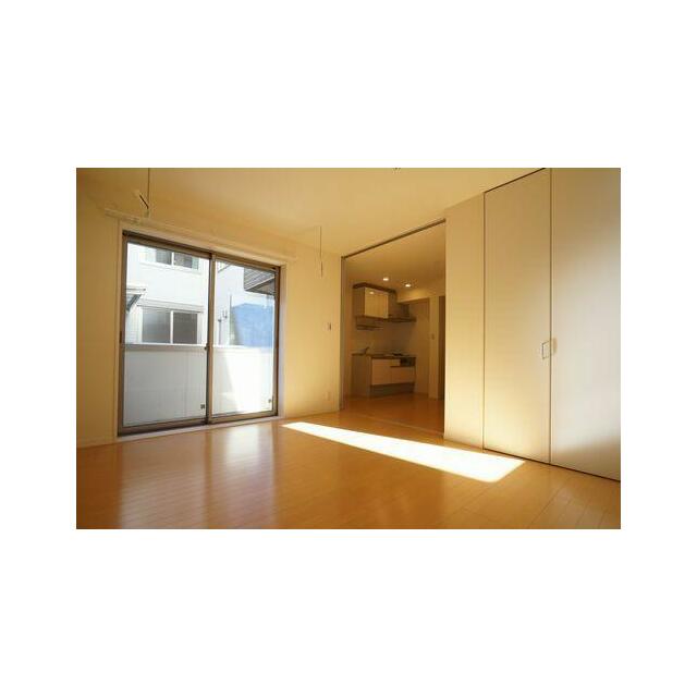 【室内】洋室からＤＫを撮影しました。晴れた日ですと、明るい日差しが入り込みます！！