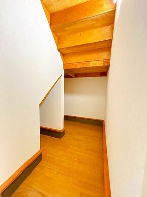 「収納」階段下のスペースを無駄なく利用した収納。