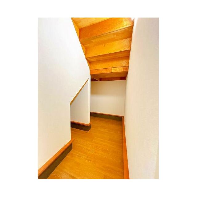 「収納」階段下のスペースを無駄なく利用した収納。