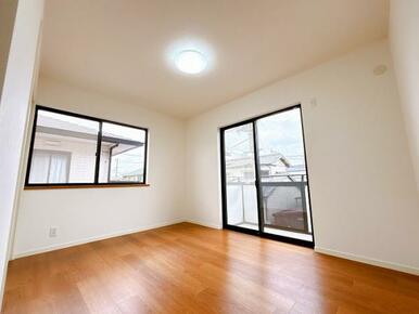 「南東側洋室」バルコニーに面したお部屋です。