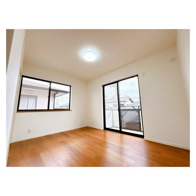 「南東側洋室」バルコニーに面したお部屋です。