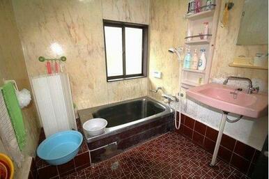 窓があり換気が出来る浴室。洗面台が浴室内にあります♪