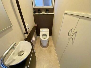1階のトイレはタンクレストイレですっきり空間。階段下収納に掃除用品や様々な用品が収納できます。
