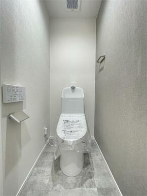 明るい壁紙と落ち着いたフロアがおしゃれなトイレ空間。温水洗浄便座付きで快適にお使いいただけます。換気