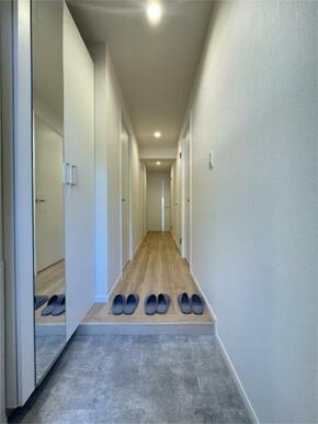 明るい光が差し込む玄関ホールは、住まいへの期待感を高めます。姿見付きのシューズボックスも嬉しいポイン