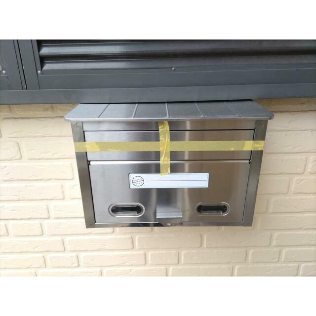 玄関前にはポストあり