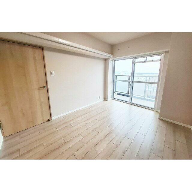 洋室3：和室から洋室にリノベーション済み。南向きバルコニーに面した明るいお部屋です。