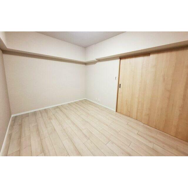 洋室2：リビングから出入りできるお部屋です。