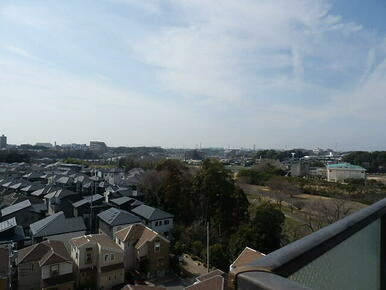 晴れた日のベランダ。緑も空もきれい。