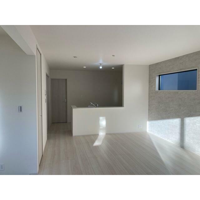 モダンなアクセントクロス採用で壁も一つのインテリア（2号棟）