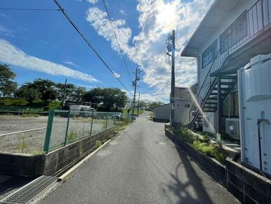 前面道路　東側からの景観　（撮影日２０２４．９．１７）