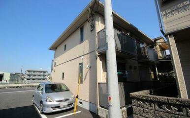 積水ハウス施工２階建て軽量鉄骨造のシャーメゾンです。