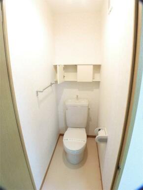 トイレ　小さな収納戸棚付