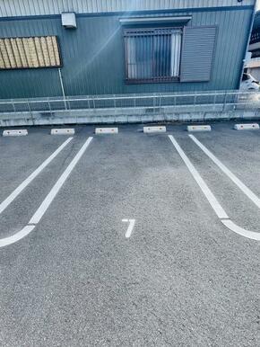 敷地外駐車場は2台継承可能でございます。