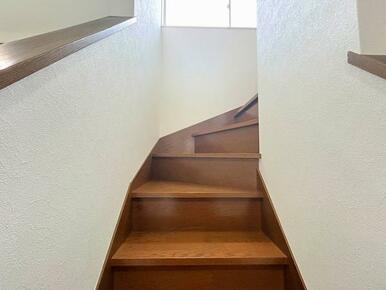 「階段」採光があり陽当たり良好です。.