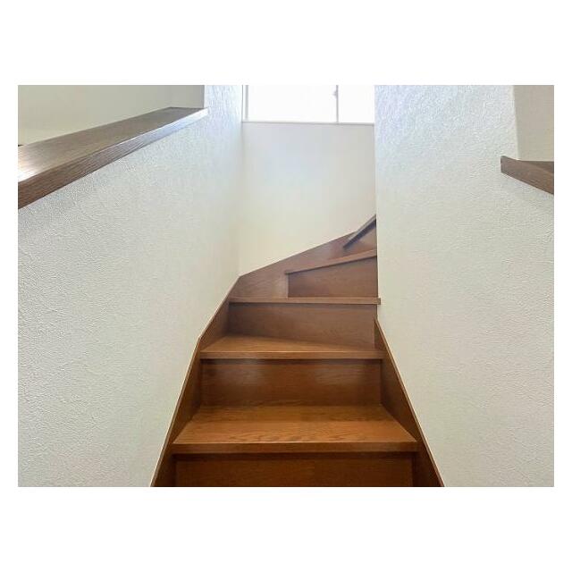 「階段」採光があり陽当たり良好です。.