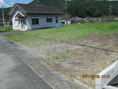 物件の東南の角方向から敷地内