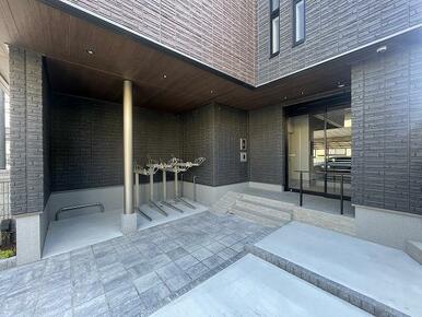 敷地内屋根付き駐輪場あり。、敷地内防犯カメラ、ＡＬＳＯＫセキュリティ採用。